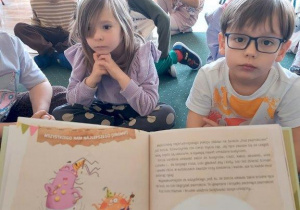 "Plamek i Brudek"- dzieci słuchają opowiadania