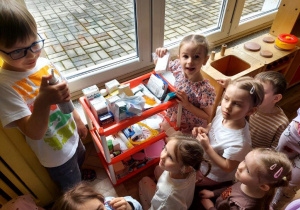 Zabawy w kąciku lekarskim