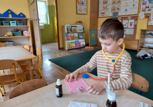 Zabawy w kąciku lekarskim