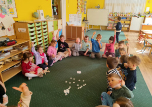 Dzieci z grupy II biorą udział w zajęciach na temat higieny jamy ustnej