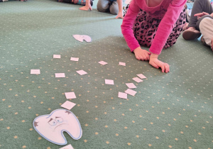 Dzieci z grupy II biorą udział w zajęciach na temat higieny jamy ustnej