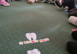 Dzieci z grupy II biorą udział w zajęciach na temat higieny jamy ustnej