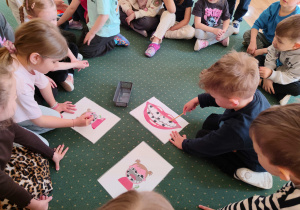 Dzieci z grupy II biorą udział w zajęciach na temat higieny jamy ustnej