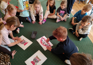 Dzieci z grupy II biorą udział w zajęciach na temat higieny jamy ustnej