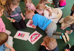 Dzieci z grupy II biorą udział w zajęciach na temat higieny jamy ustnej