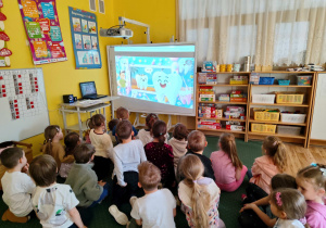 Dzieci z grupy II biorą udział w zajęciach na temat higieny jamy ustnej