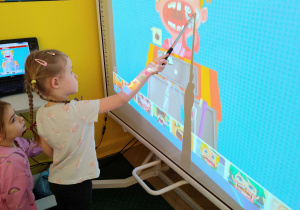 Dzieci z grupy II biorą udział w zajęciach na temat higieny jamy ustnej