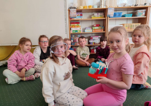 Dzieci bawią się w stomatologa