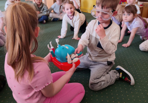 Dzieci bawią się w stomatologa