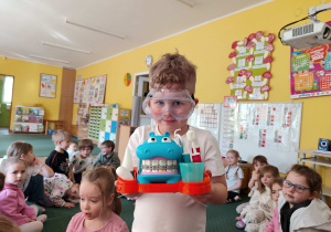 Dzieci bawią się w stomatologa