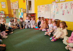 Dzieci z grupy II biorą udział w zajęciach na temat higieny jamy ustnej