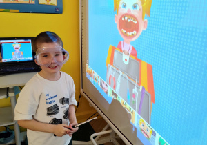 Dzieci z grupy II biorą udział w zajęciach na temat higieny jamy ustnej