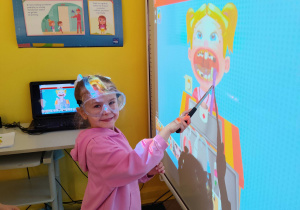 Dzieci z grupy II biorą udział w zajęciach na temat higieny jamy ustnej