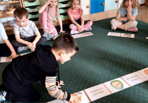 Wielkanocne domino podłogowe