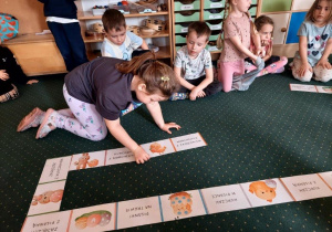 Wielkanocne domino podłogowe