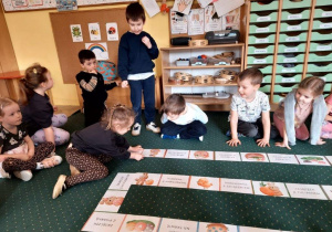 Wielkanocne domino podłogowe