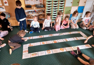 Wielkanocne domino podłogowe