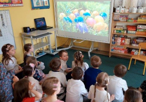 Dzieci śpiewają piosenkę o Wielkanocy