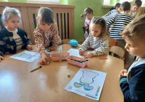 "Rzuć, policz i koloruj"- zabawa matematyczna