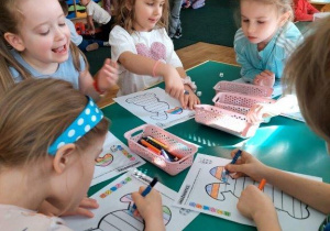 "Rzuć, policz i koloruj"- zabawa matematyczna