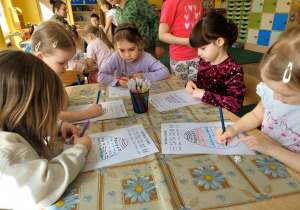 "Wyturlaj pisankę"- zabawa matematyczna