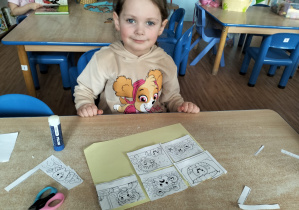 Dziewczynka układa historyjkę obrazkową