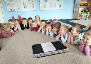 Dzieci odpowiadają na pytania dotyczące opowiadania