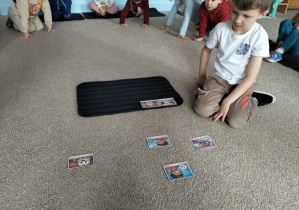 Chłopiec układa historyjkę obrazkową