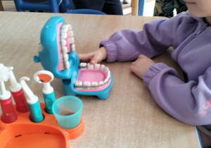 Dzieci bawią się w dentystę