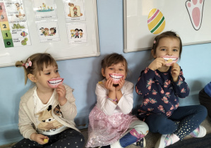 Dziewczynki uśmiechają się do zdjęcia