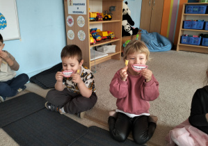 Dzieci uśmiechają się do zdjęcia