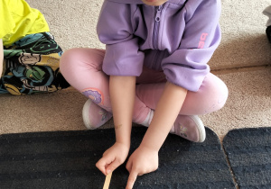 Dziewczynka czyści ząbki