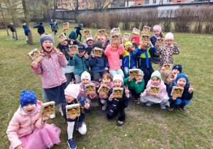 Dzieci z grupy drugiej prezentują znalezione prezenty