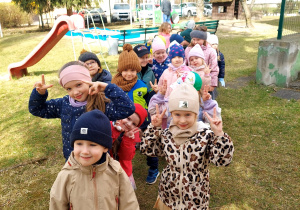 Dzieci z grupy drugiej pozują do zdjęcia