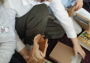 Chłopiec układa puzzle