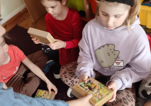 Dziewczynki oglądają prezenty