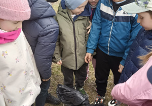 Dzieci otwierają worek z prezentami