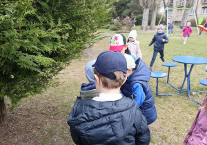 Dzieci szukają prezentów