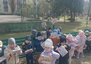 Dzieci prezentują prezenty