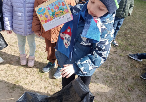 Chłopiec wyciąga prezenty