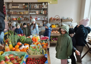 Dzieci oglądają produkty spożywcze w sklepie ze zdrową żywnością