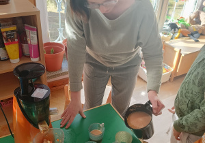 Pani Marlena nalewa sok, który zrobiły dzieci