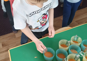 Dzieci piją sok własnej roboty