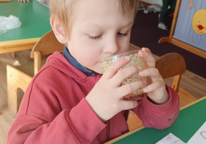 Dzieci piją sok własnej roboty