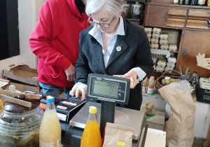 Sprzedawczyni stoi przy ladzie