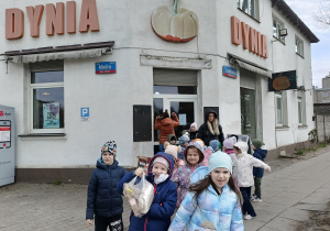 Dzieci stoją przez sklepem z zakupami