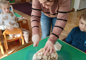 Pani Iwonka kroi chleb na zakwasie do degustacji