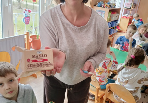 Pani Marlena smaruje chleb wiejskim masłem