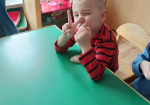 Dzieci degustują chleb z masłem