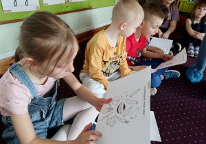 Dzieci rozwiązują zadania dotyczące higieny zębów